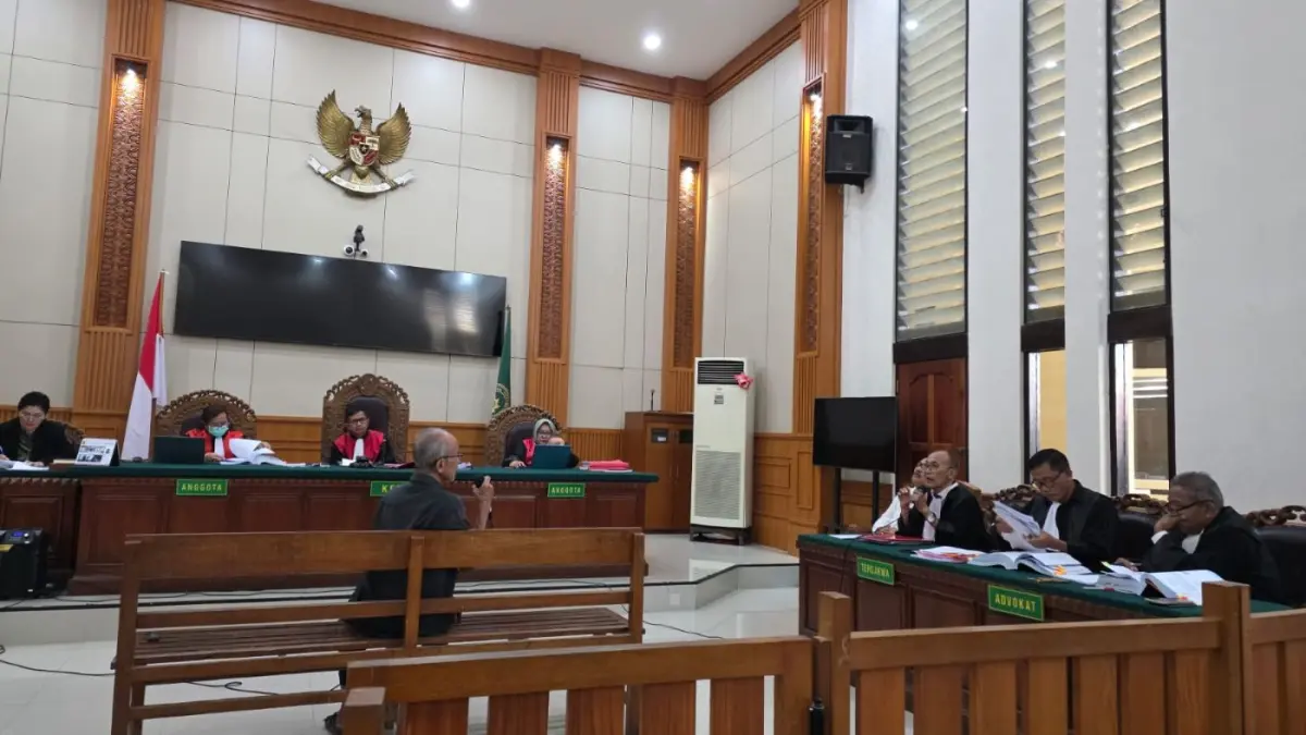 FAKTA SIDANG: Tim kuasa hukum Anak Agung Ngurah Darmawan, Irjen Pol (P) Drs. I Wayan Sukawinaya, M.Si., bersama Dr. (c). Rizal Akbar Mayapoetra, S.H., M.H., dan tim berada di PN Denpasar, Kamis (24/9). (ist/radarbali.id)
