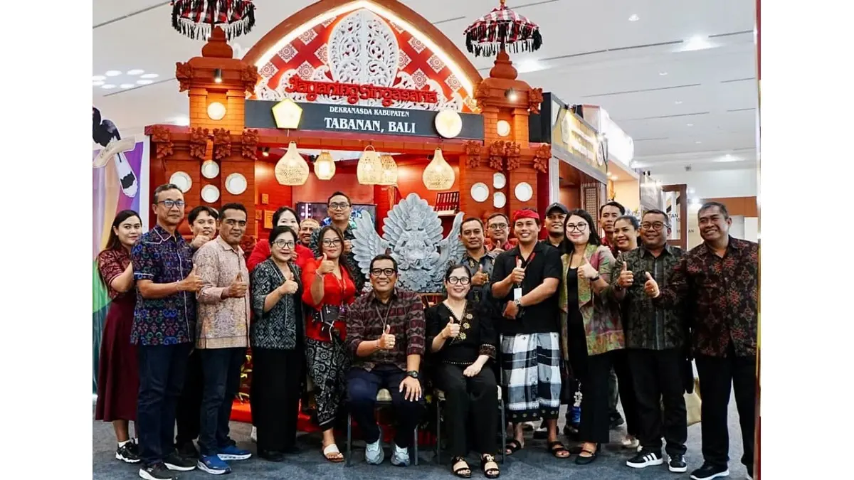 Bupati Tabanan I Komang Gede Sanjaya bersama dengan Ketua Dekranasda Kabupaten Tabanan, Ny. Rai Wahyuni Sanjaya, membawa karya lokal Tabanan untuk diperkenalkan lebih luas, sekaligus membuka peluang menembus pasar nasional hingga global melalui keikutsertaan dalam Pameran Kerajinan Kriya Nusantara (Kriyanusa) 2026.