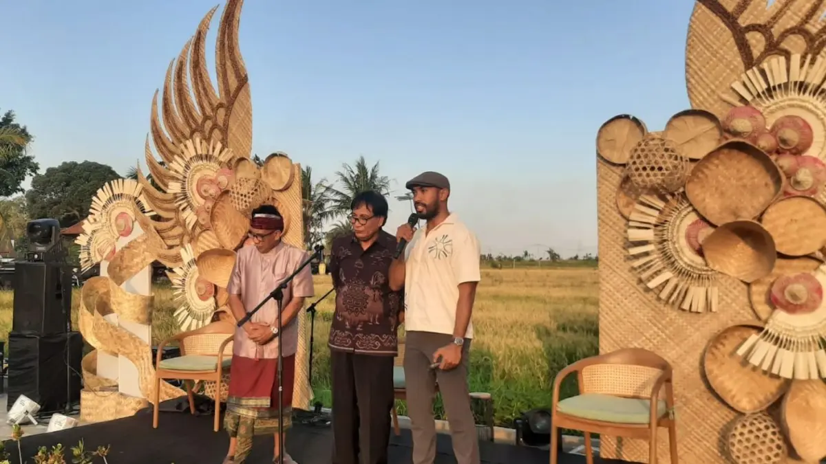 BISNIS DAN LINGKUNGAN: Head of Cepaka Village selaku perwakilan Coco Development, Vander Christian saat peluncuran Kimnara Space & Cepaka Learning Center, Kediri Tabanan, Sabtu (26/9/2026). (M. RIDWAN/radarbali.id)