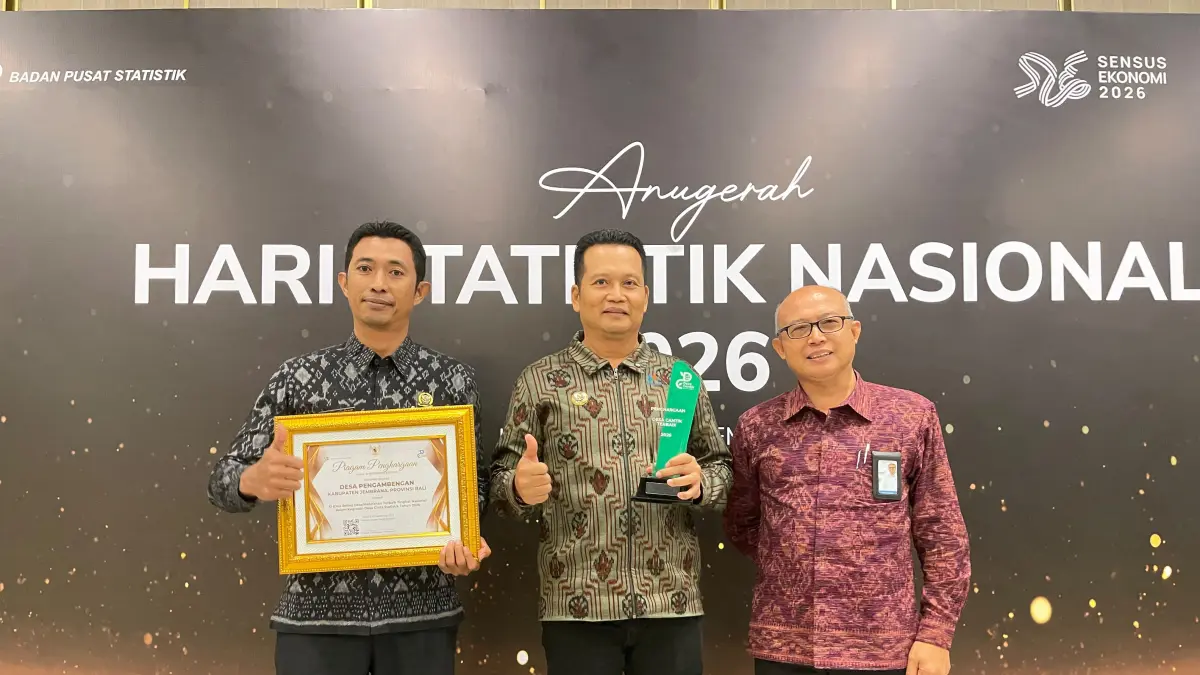 Bupati Jembrana I Made Kembang Hartawan (tengah) bersama Perbekel Desa Pengambengan Kamaruzzaman(kiri) usai menerima penghargaan