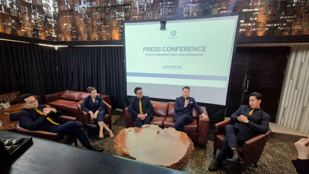HUKUM BISNIS: Managing Partner ANSUGI LAW, Michael Sugijanto, B.A., S.H., M.H., (dua dari kanan) saat konferensi pers dengan awak media. (ist/radarbali.id)