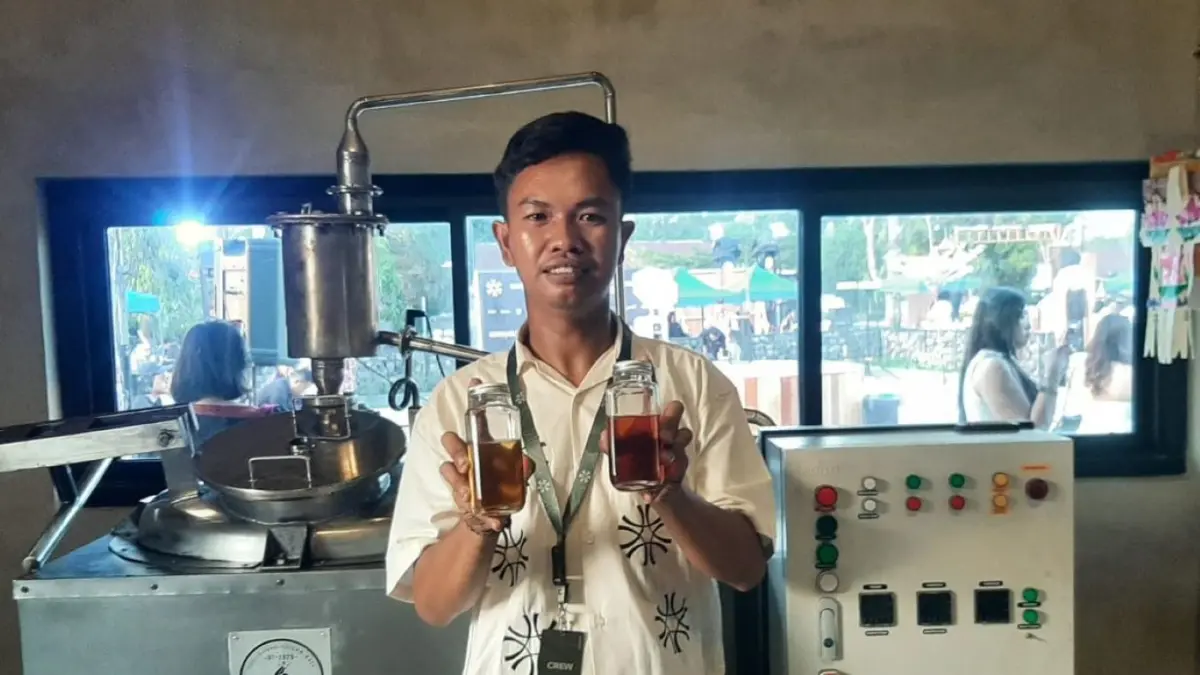 JADI BENSIN DAN SOLAR: Operator mesin Pirolisis menunjukkan produk bensin (RON 92) dan solar hasil pengolahan sampah plastik di Kimnara Space & Cepaka Learning Center, Sabtu (26/9/2026). (M. RIDWAN/radarbali.id)