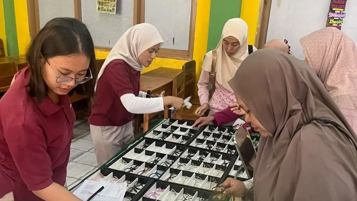 PILIH YANG PAS DAN COCOK: Sejumlah orang tua siswa tengah memilih frame dan kacamata yang diberikan gratis oleh Plastic Bank di SD Muhammadiyah 4 Denpasar. (IST/radarbali.id)