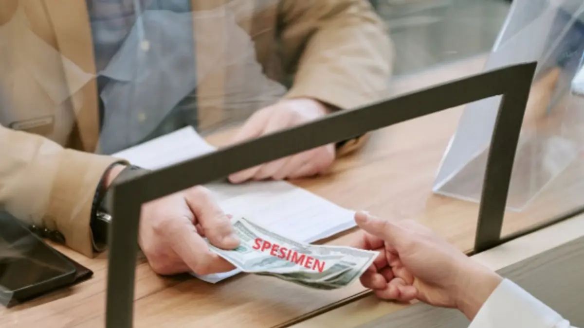 BRI Money Changer hadir di berbagai lokasi strategis di Indonesia sehingga memudahkan nasabah melakukan penukaran mata uang asing. Ilustrasi dibuat dengan bantuan AI.