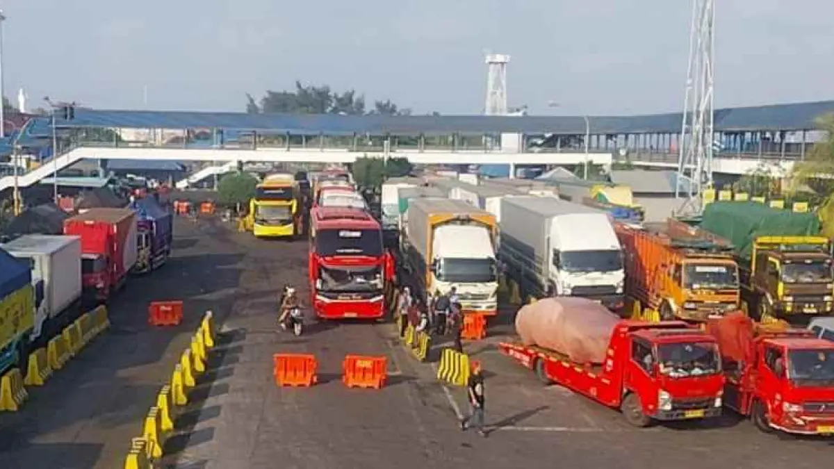 DAMPAK AKSI SOPIR TRUK : Antrean mengular di Pelabuhan Gilimanuk, Jembrana. (M.Basir)