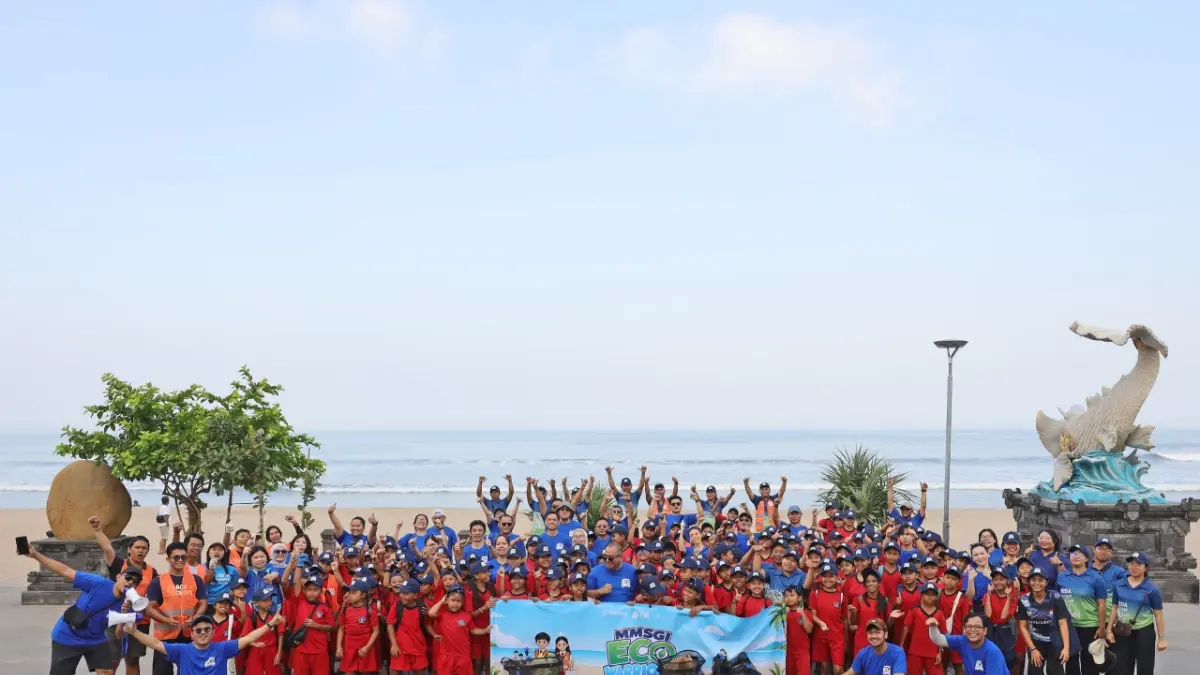 Kegiatan bersih-bersih pantai MMS Group Indonesia (MMSGI) bersama Yayasan Life After Mine (LINE) dan MMS Land melalui Pullman Bali Legian Beach.