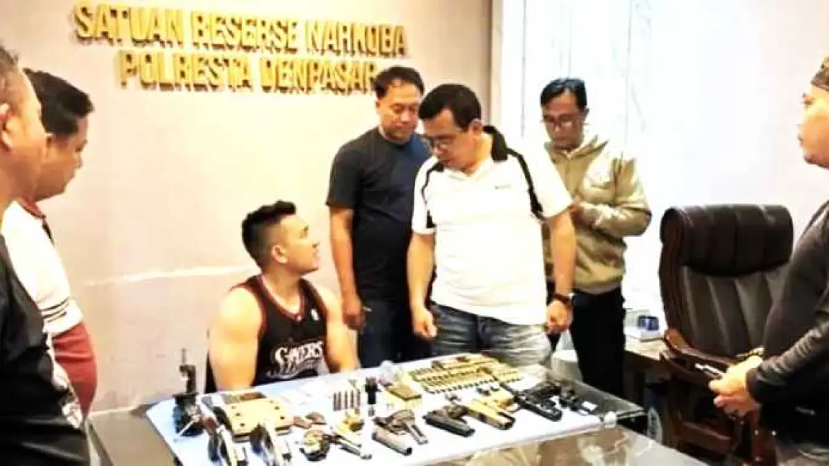 DISELIDIKI : Pelaku Ade Ready MP alias ARM beserta barang bukti yang diklaim diperoleh dari oknum anggota Polres Gianyar.(foto:Istimewa)
