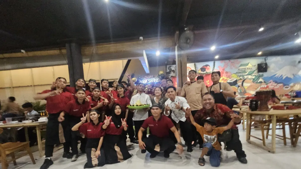 RAYAKAN: Keluarga besar Kaneshiro merayakan HUT ke-4 dengan menebar kebaikan, Senin (28/9) malam.