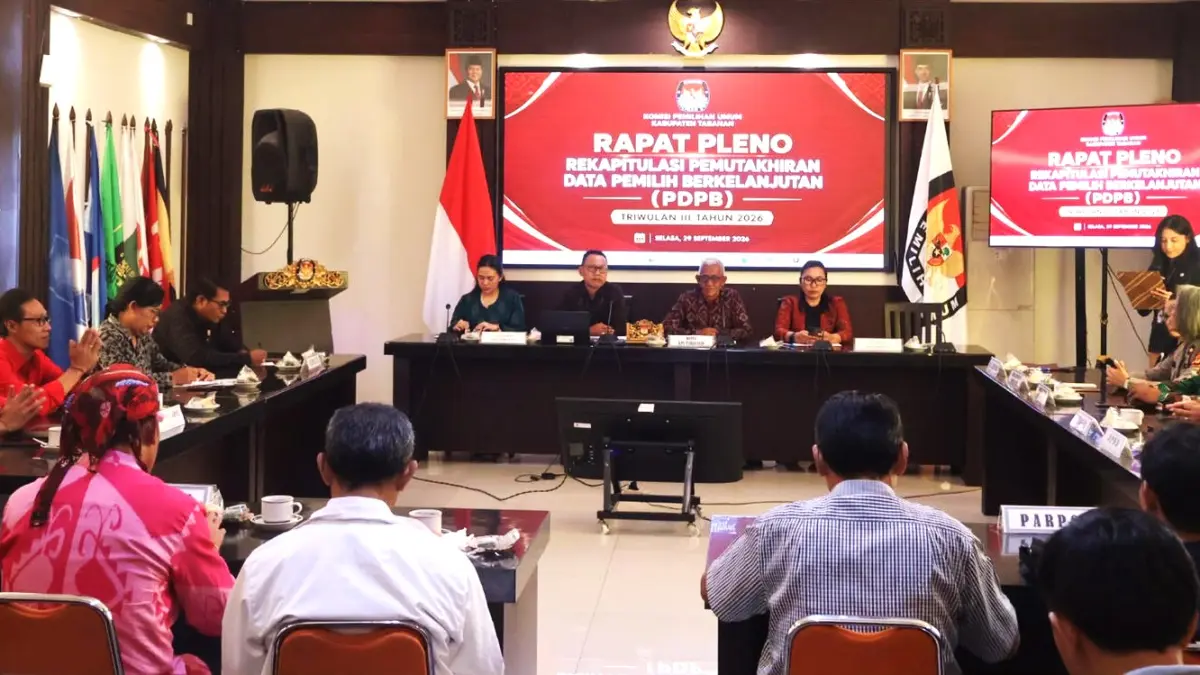 BAHAS DATA PEMILIH : Suasana rapat pleno rekapitulasi data pemilih berkelanjutan di KPUD Tabanan.(ist)