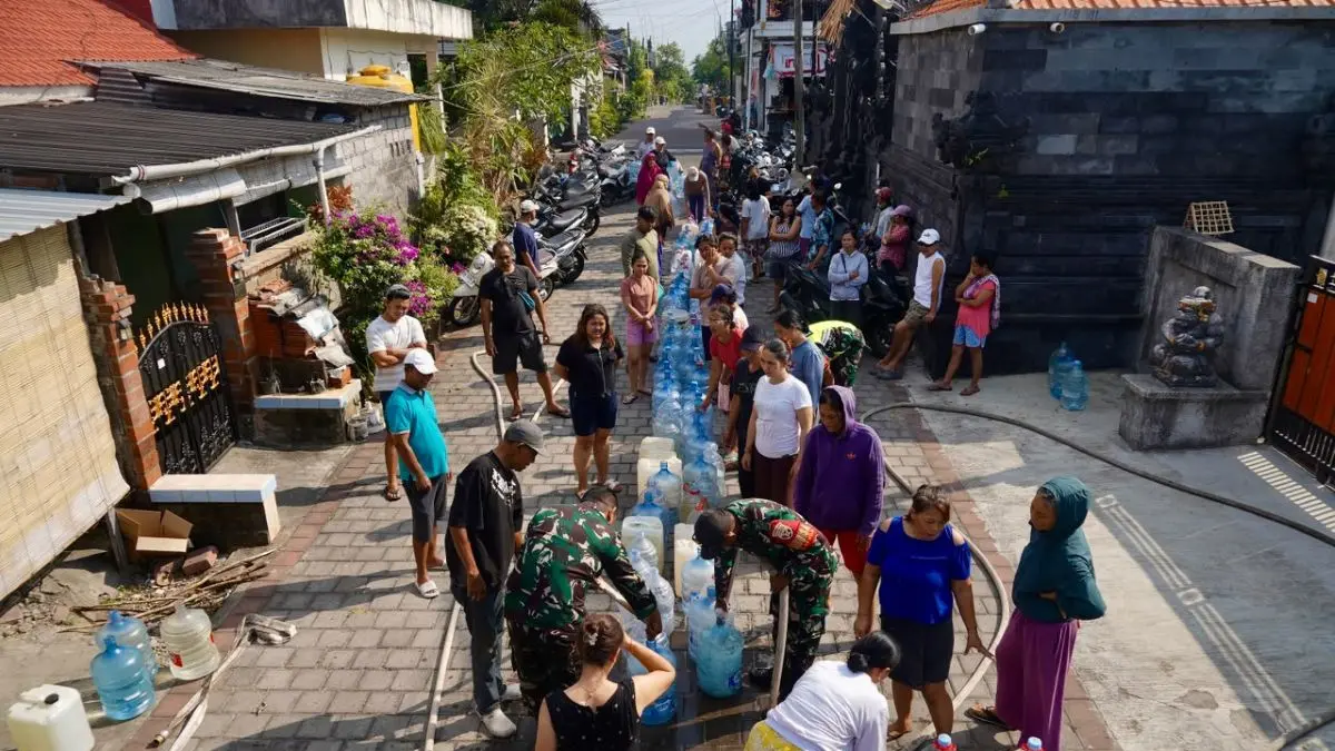 BANTUAN CEPAT: Kodam IX/Udayana menyalurkan air warga terdampak kekeringan di Bali, NTB dan NTT. (Pendam Udayana for radarbali.id)