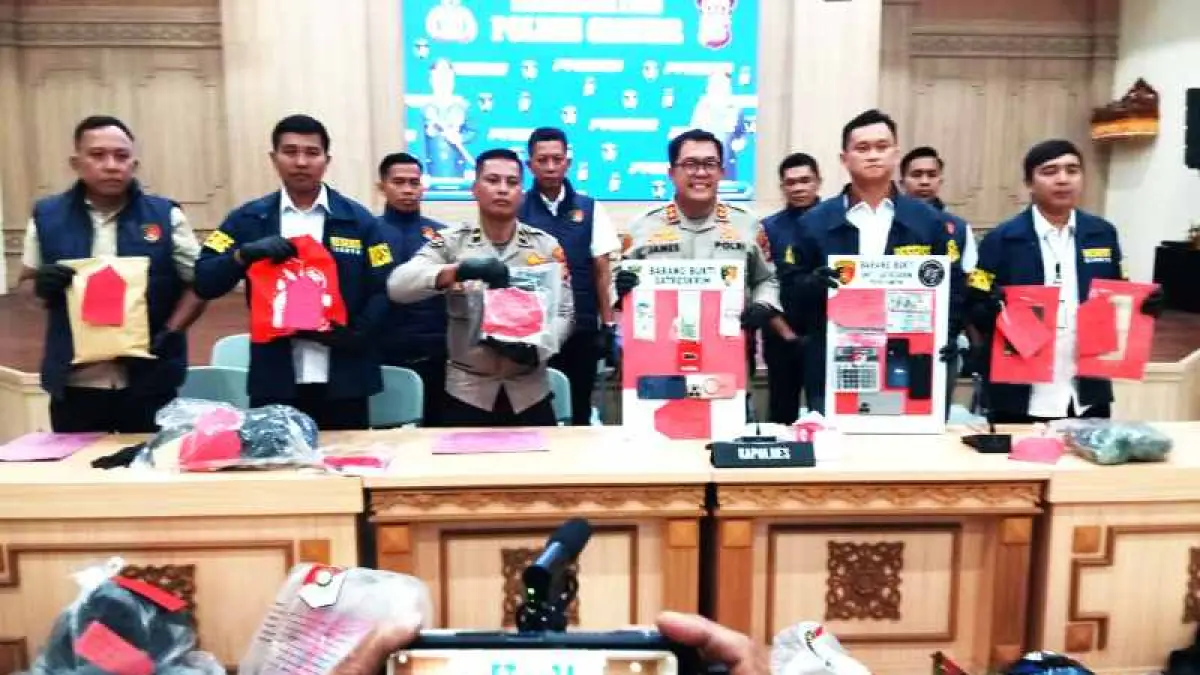 BEBERKAN BARANG BUKTI : Kapolres Gianyar AKBP James Rajagukguk didampingi Kasat Reskrim (kanan) dan Kasi Humas beber barang bukti kejahatan.(foto: IB Indra Prasetia/Radar Bali)
