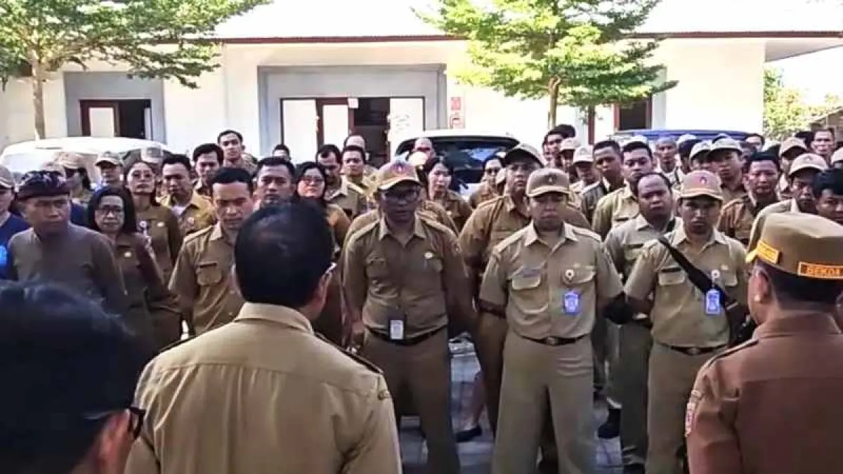 GELAR SIDAK : Sekda Karangasem I Ketut Sedana Merta saat melakukan sidak di tiga OPD. (ist)