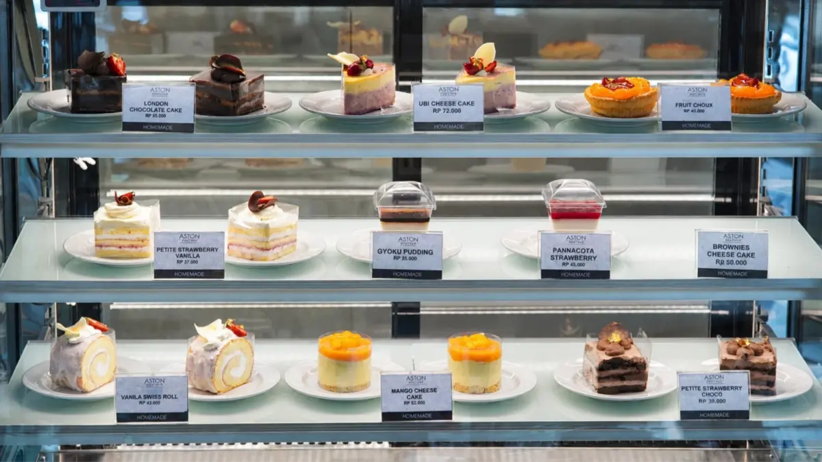 Variasi sajian Cake Collection terbaru yang dipajang pada showcase ASTON Denpasar Hotel & Convention Center.
