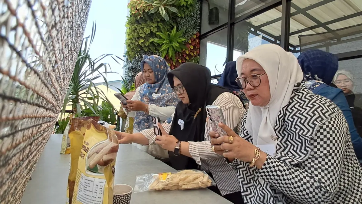 Para pelaku UMKM binaan Yayasan Astra-Yayasan Dharma Bhakti Astra mengikuti sesi praktik fotografi dengan produknya masing-masing sebagai objek foto dalam program Jurnalis Mengajar, kolaborasi Astra, Kompas Institute, dan Yayasan Astra-Yayasan Dharma Bhakti Astra.
