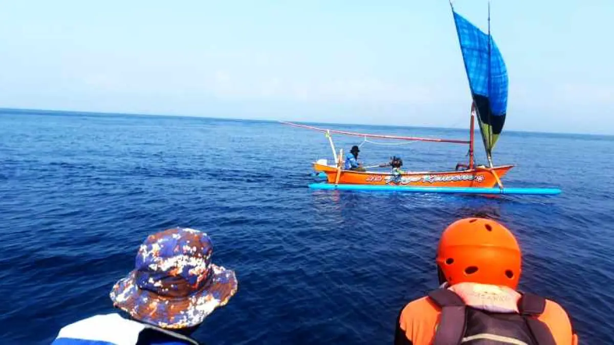 TERUS DICARI : Pencarian korban hilang oleh tim SAR gabungan di Selat Bali. (foto: SAR Jembrana)