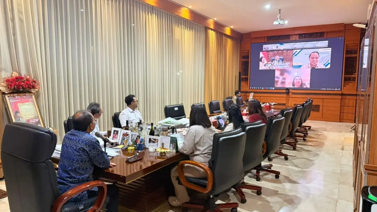 BEDAH RUMAH: Rapat yang digelar untuk mendorong percepatan penyediaan rumah bagi MBR ini diikuti oleh Gubernur Bali Wayan Koster secara virtual melalui Zoom pada Rabu (30/9/2026) malam. (IST/radarbali.id)