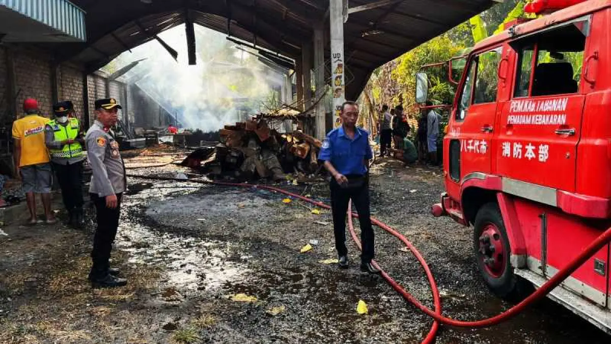 TERBAKAR : Gudang serkel kayu di Banjar Dinas Abianlalang/Celebuh, Desa Wanasari, Tabanan yang terbakar.&nbsp;(foto:Istimewa)