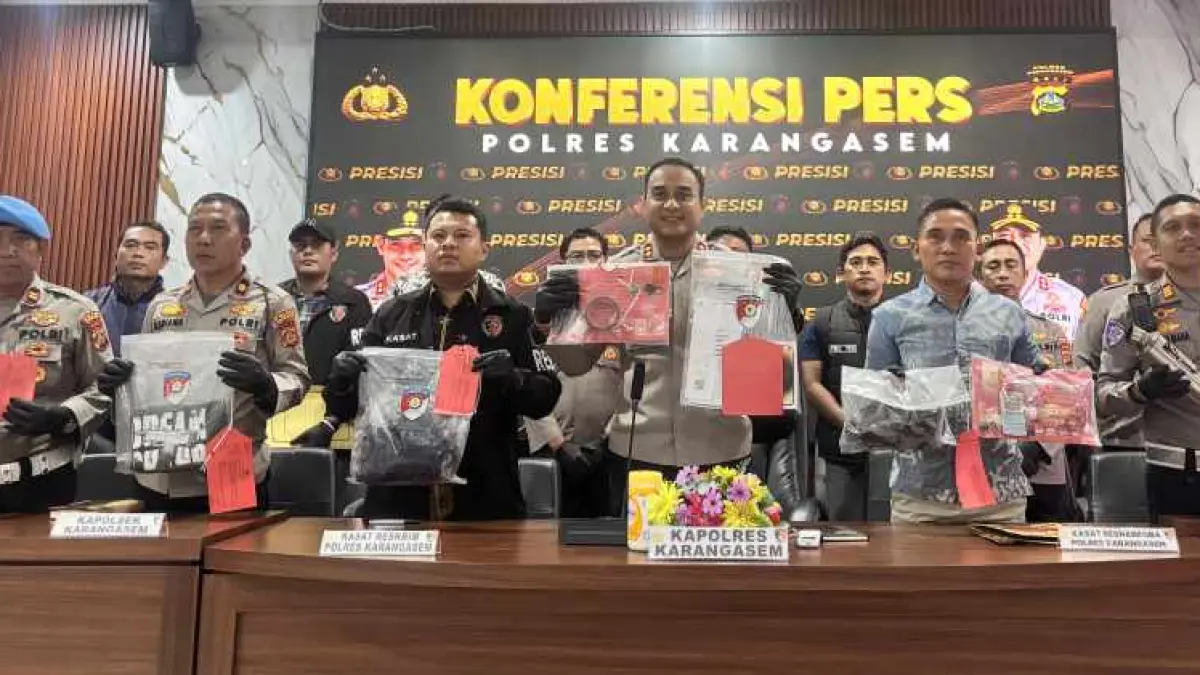 BEBERKAN PENANGANAN KASUS : Polres Karangasem saat menggelar rilis kasus pembakaran yang menewaskan I Gede Selamet. (Zulfika Rahman)