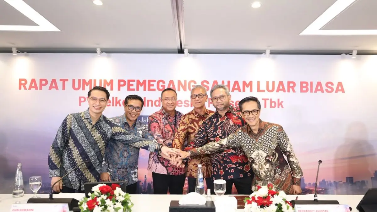 BARU: (kiri ke kanan) Direktur Keuangan & Manajemen Risiko Telkom Arthur Angelo Syailendra, Direktur Network Telkom Budi Satria Dharma Purba, Direktur Utama Telkom  Nanang Hendarno, Direktur Legal & Compliance Telkom Andy Kelana, Direktur Strategic Business Development & Portfolio Telkom  Seno Soemadji, dan Direktur Human Capital Management Telkom Willy Saelan usai rangkaian agenda Rapat Umum Pemegang Saham Luar Biasa (RUPSLB) Telkom, Rabu (30/9/2026). (Humas Telkom untuk radarbali.id)
