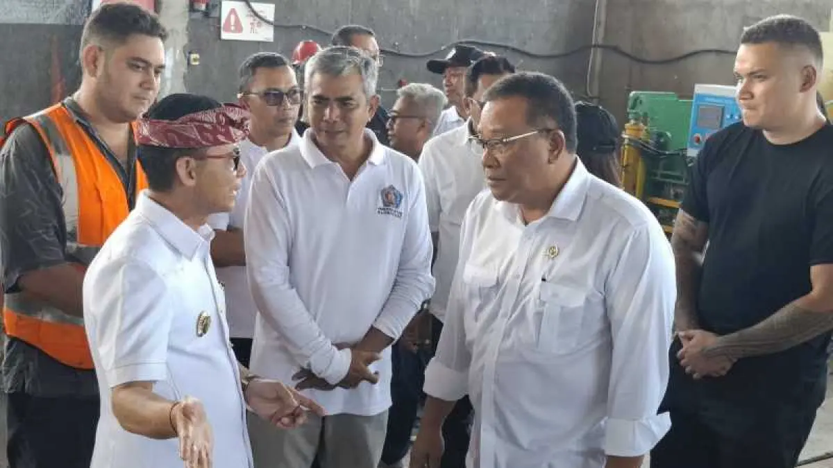KUNJUNGI TOSS CENTER: Menteri Lingkungan Hidup Republik Indonesia, Mohammad Jumhur Hidayat melakukan kunjungan kerja ke Tempat Olah Sampah Setempat (TOSS) Center, Desa Kusamba, Kecamatan Dawan disambut Bupati I Made Satria. (foto: Dewa Ayu Pitri Arisanti)