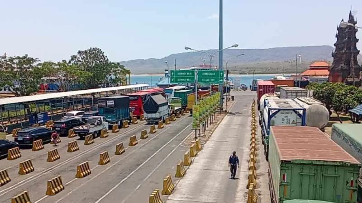 MULAI SEPI : Antrean kendaraan dalam pelabuhan Gilimanuk . (foto: ASDP)