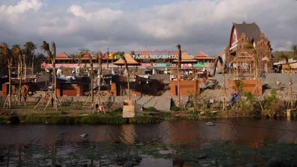 DITATA : Ruang terbuka publik di area tapal batas Kabupaten Tabanan dan Jembrana, di Desa Selabih, Selemadeg Barat.(foto: Juliadi/Radar Bali)
