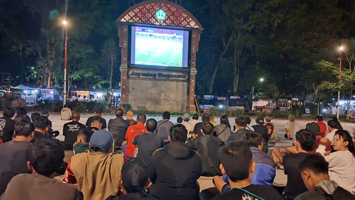 Suasana nonton bareng Final ASEAN Cup 2026 di Lapangan Alit Saputra atau Lapangan DC, Pusat Kota Tabanan, Senin (5/10.