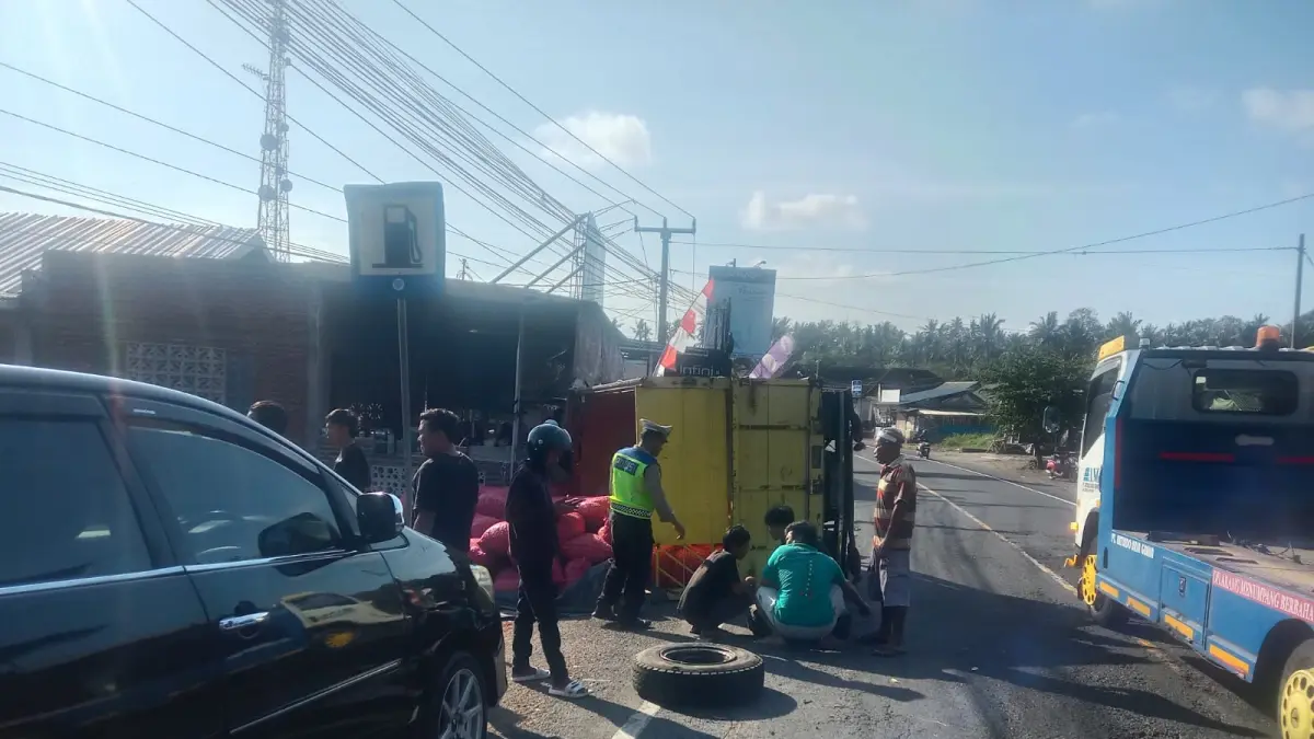 CELAKA DI JALAN RAYA : Truk nahas ini&nbsp; terguling setelah pecah ban di Jalan Denpasar – Gilimanuk. (foto: Polsek Melaya)