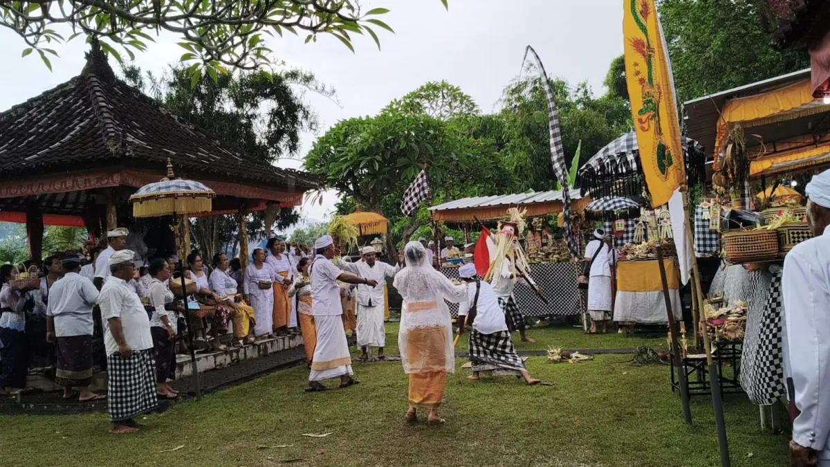 Ilustrasi piodalan krama Desa Bengkel, Desa Bengkel, Kediri, Tabanan. (Juliadi/Radar Bali)
