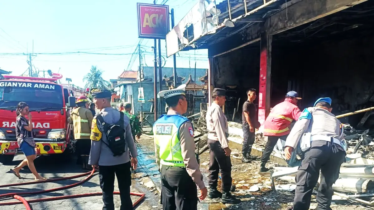 GEGARA GAS BOCOR : Petugas Damkar Gianyar Tengah memadamkan kobaran api yang membakar gerai ACK. (foto: Damkar Gianyar)