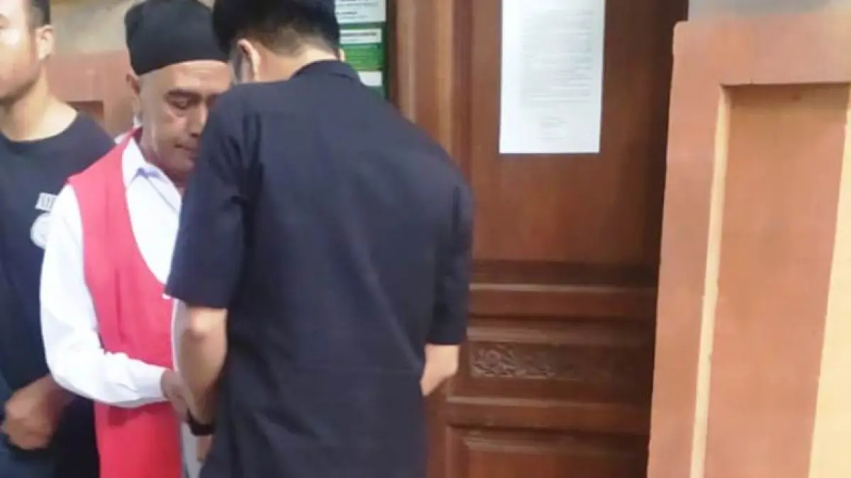 JADI PESAKITAN: Parsudin (tengah) usai menjalani sidang di PN Denpasar, Kamis (8/10/2026).