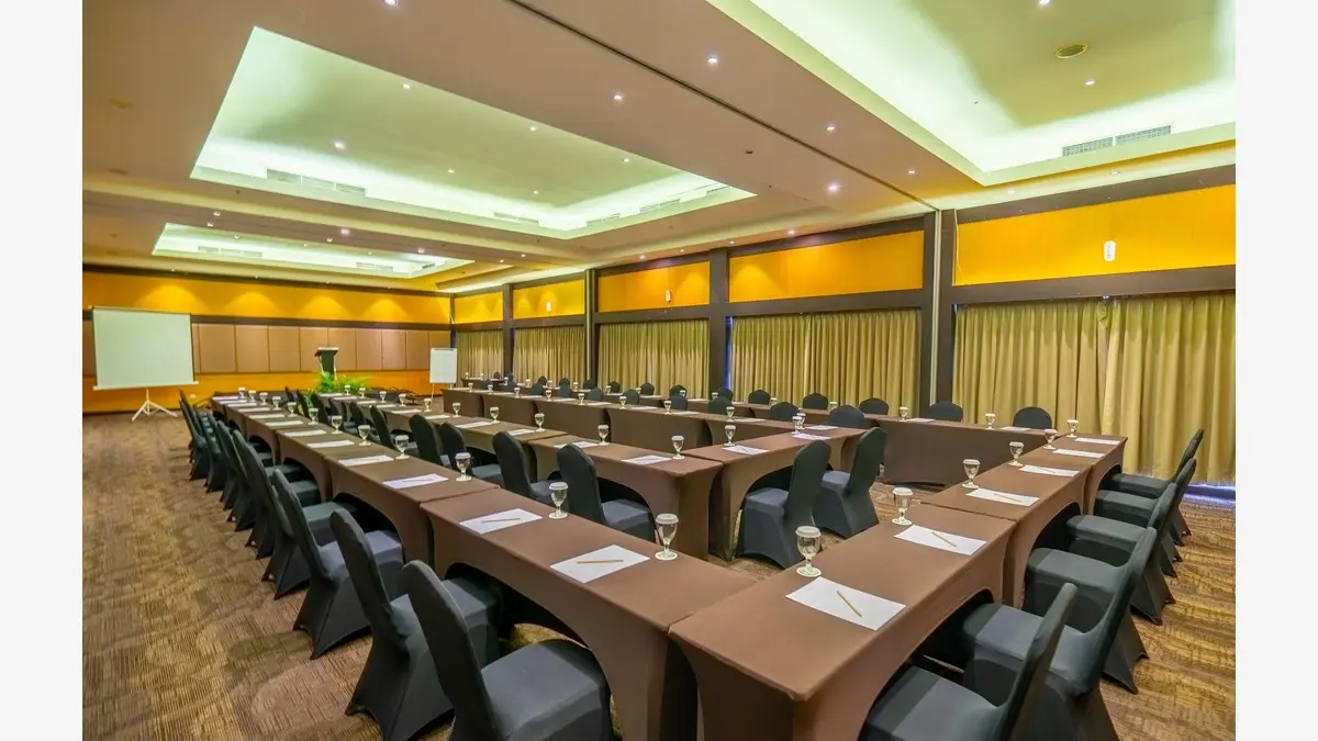 Setup meeting room gabungan di Quest Hotel Kuta dengan kapasitas hingga 250 tamu.