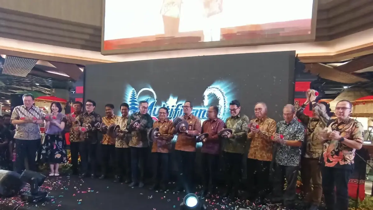 Caption Foto: 

Pemukulan cengceng menandai dibukanya Multifinance Day 2026 di Main Atrium Living World, Denpasar pada Jum