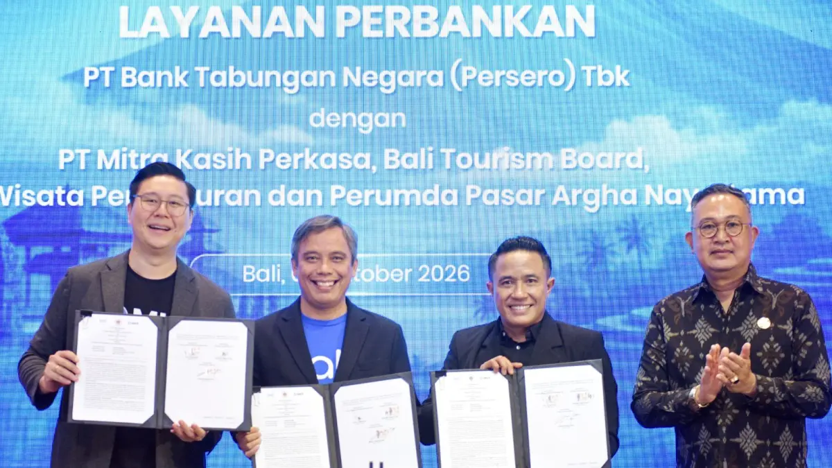 MOU: Direktur Utama BTN Nixon L.P. Napitupulu (dua dari kiri) dan CEO & Co-Founder PT Mitra Kasih Perkasa Nicholas Anggada didampingi Ketua Bali Tourism Board Ida Bagus Agung Partha Adnyana  (paling kanan) saat penandatanganan nota kesepahaman di Sanur Bali (9/10/2026)