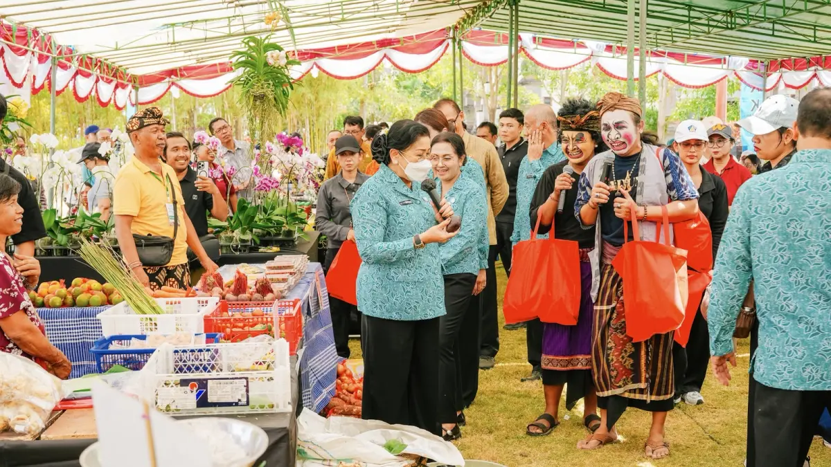 Pasar Rakyat bertajuk "Berbelanja dan Berbagi" Ke-8 Tahun 2026 di area Lapangan Balai Budaya Giri Nata Mandala, Puspem Badung, Jumat (9/10).