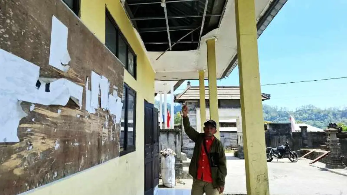 PLAFON JEBOL : Kondisi gedung SD Negeri 8 Songan beberapa waktu lalu. (Dewa Ayu Pitri ArisantI)