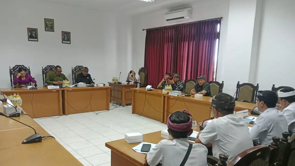 Rapat Dengar Pendapat (RDP) Pansus III DPRD Karangasem yang berlangsung Kamis (8/10).