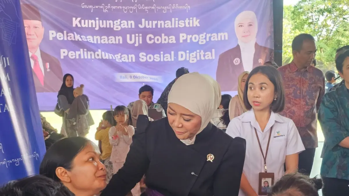AKURASI DATA: Menteri Komunikasi dan Digital (Menkomdigi), Meutya Hafid saat bertemu guru di program Perlindungan Sosial (Perlinsos) yang dilayani oleh pegawai Dinas Sosial Kabupaten Badung di Wantilan Pura Dalem Kahyangan Desa Adat Legian (9/10/2026). (NI KADEK NOVI FEBRIANI/radarbali.id)
