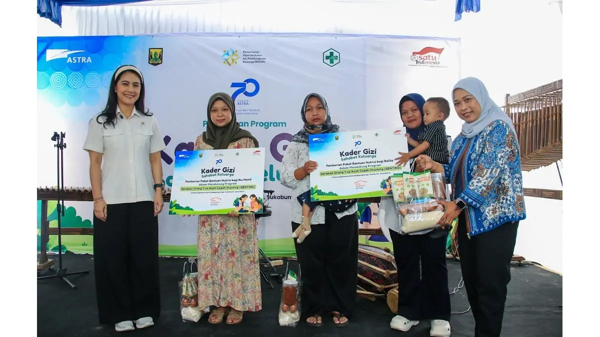 Wakil Menteri Kependudukan dan Pembangunan Keluarga/BKKBN, Ratu Ayu Isyana Bagoes Oka bersama dengan Head of Environment & Social Responsibility Astra, Diah Suran Febrianti menyerahkan bantuan intervensi gizi melalui program Gerakan Orang Tua Asuh Cegah Stunting (GENTING) di Desa Sejahtera Astra Gedepangrango, Sukabumi, Jawa Barat, Jumat (9/10/2026).