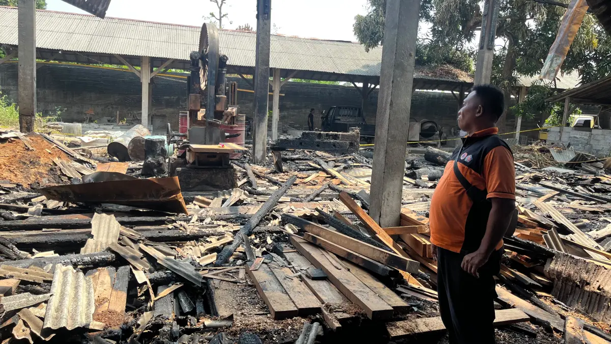DILALAP API : Serkel Kayu UD Karya Yasa terbakar pada Jumat (9/10) sekitar pukul 23.45 Wita.(Foto: Dinas Damkarmat Buleleng)