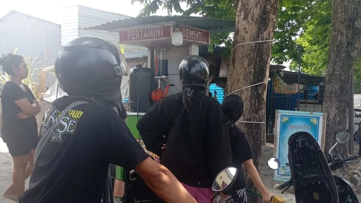 Antrean pembelian bensin di warung Pertamini, wilayah Pesiapan, Tabanan (11/10/2026)