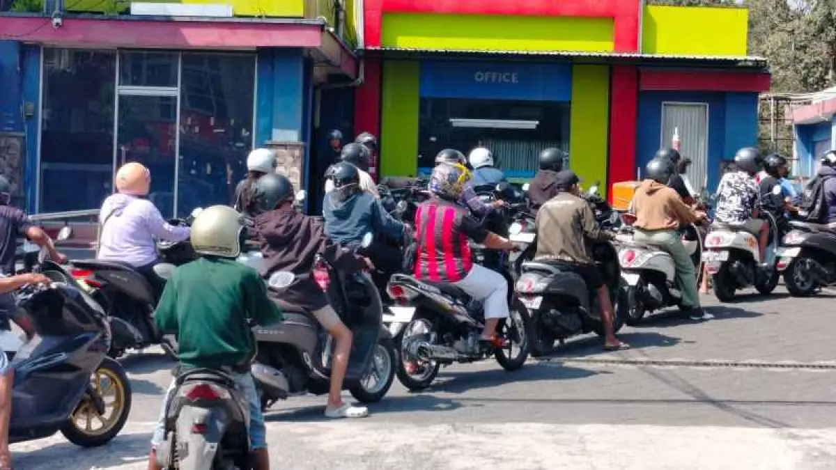 MENGULAR : Antrean warga di SPBU di Jalan Gatot Subroto, Sanggulan, Kediri, Tabanan. (Juliadi)