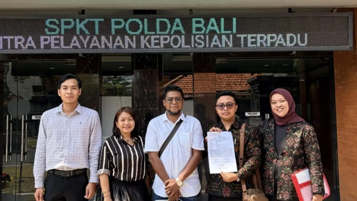 LAPOR: Andre Sulla didampingi tim kuasa hukum LABHI Bali, Aryantha Wijaya, SH., Cokorda Istri Raka Ekawati, SH., Azalia Elian Faustina, SH., Pande Kadek Bagus Candra, SH., saat melaporkan dugaan pencemaran nama baik terkait unggahan akun Instagram @global.bali dan Facebook Global BALI Dewata, penyebar melalui Grup WhatsApp Selasa (13/10). (ist/radarbali.id)