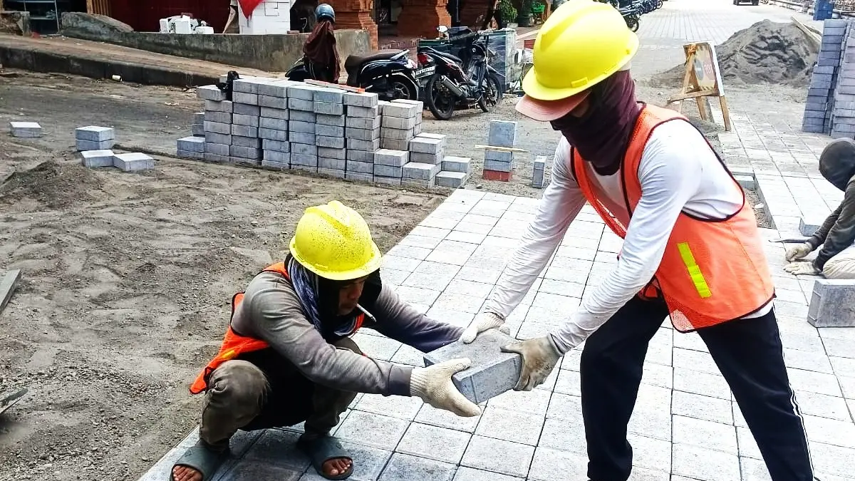 DIKEBUT : Pengerjaan penataan Jalan Gajah Mada, Tabanan. (Juliadi/Radar Bali)