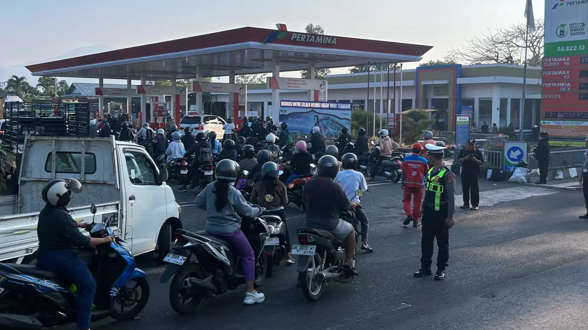 BBM LANGKA DI JEMBRANA : BBM langka, antrean kendaraan mengular di jembrana. (foto: M.Basir/Radar Bali)