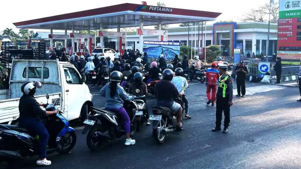 ANTREAN WARGA : Antrean warga di SPBU Karangasem. (zulfika Rahman)