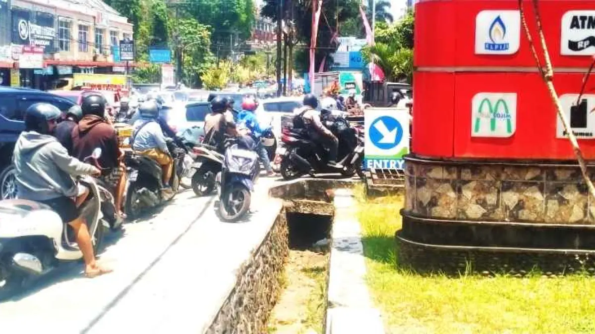 IMBASNYA KE PELAYANAN PUBLIK : Antrean pembeli BBM di Tabanan. (juliadi/radar bali)