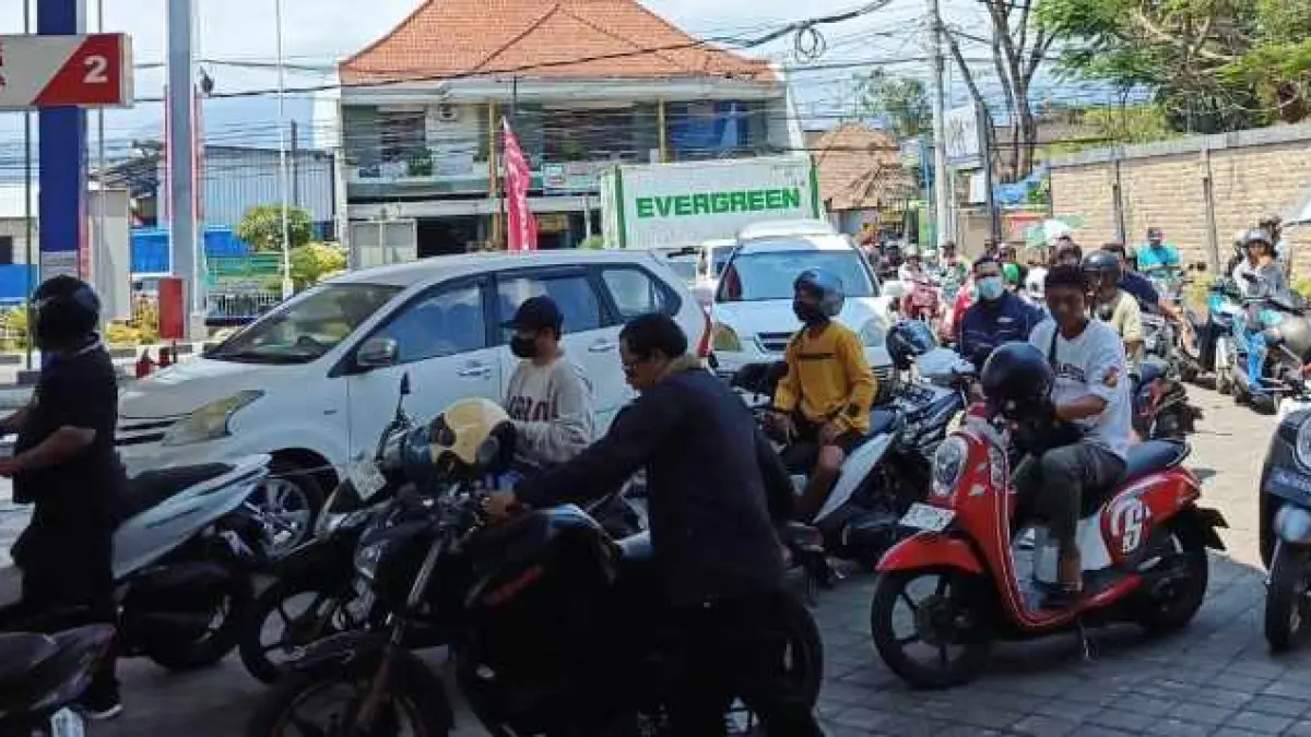 ANTRE DENGAN TERTIB&nbsp;: Antrean pembeli BBM di SPBU Jembrana. (M.Basir/Radar Bali