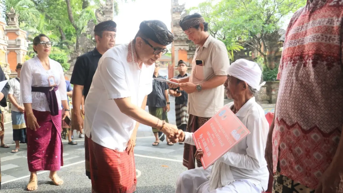 Wali Kota Jaya Negara Serahkan Bantuan Rp238 Juta kepada 16 Korban Kebakaran