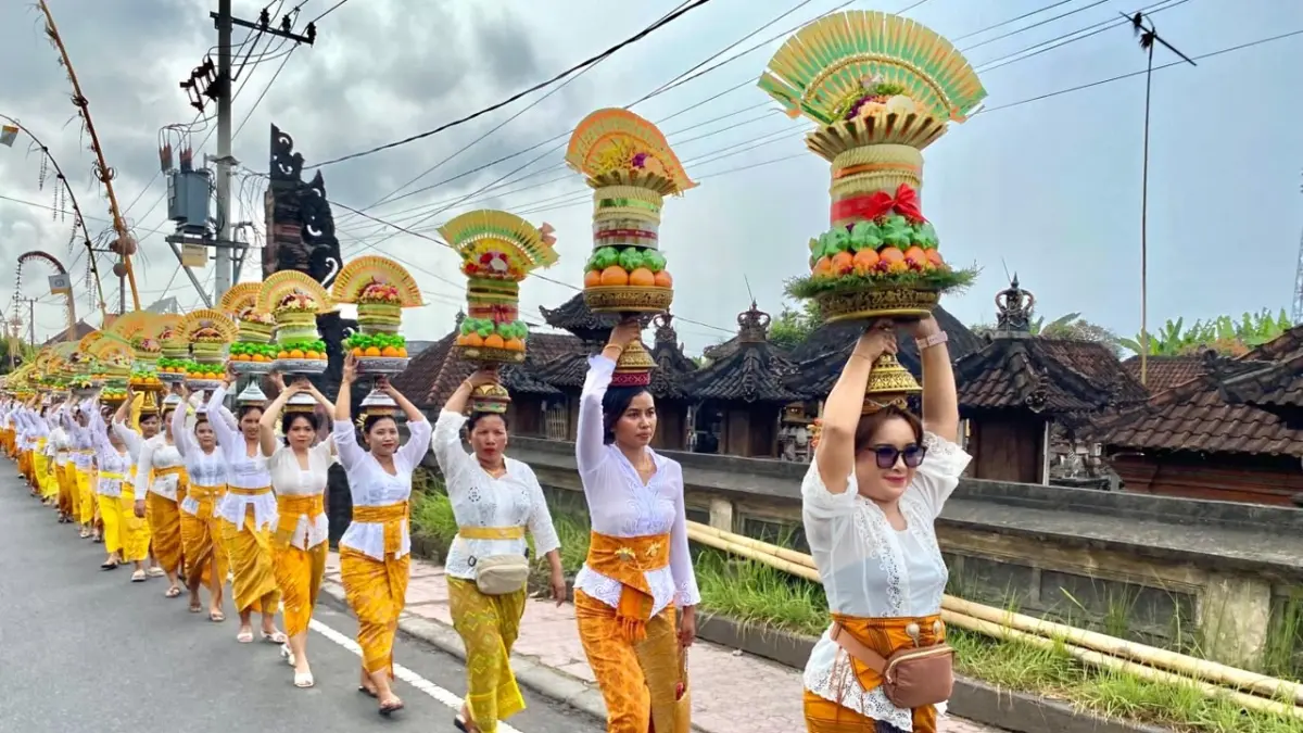 Perdana Dalam Sejarah: Ratusan Krama Istri Banjar Selat Gelar Mepeed ke Pura Kentel Gumi